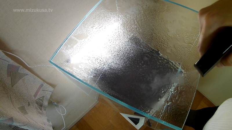 たっぷり霧吹きをかける　STEP2.バックスクリーンの貼り方